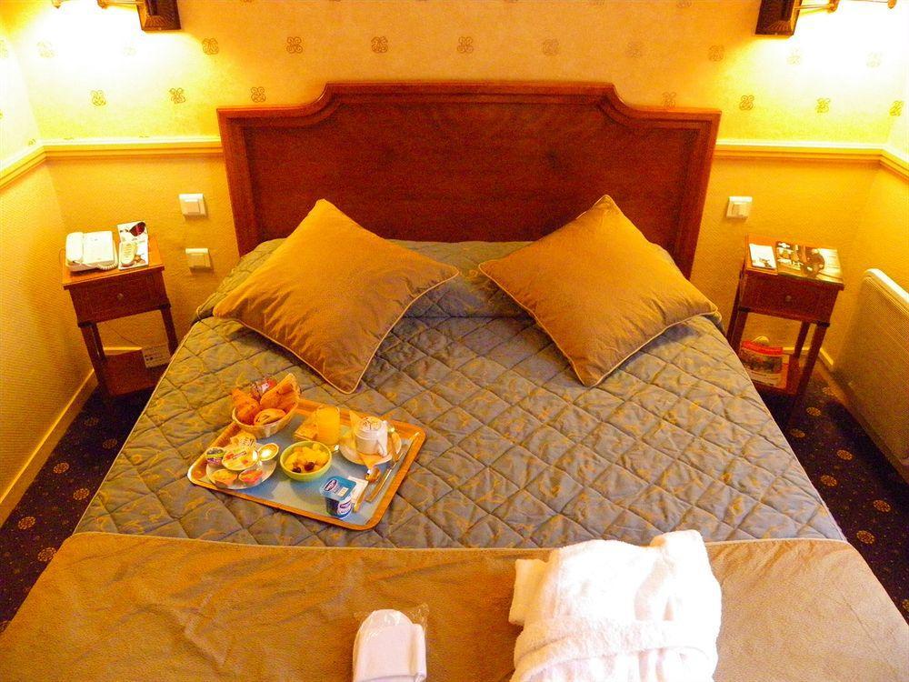 Hotel Poussin パリ エクステリア 写真