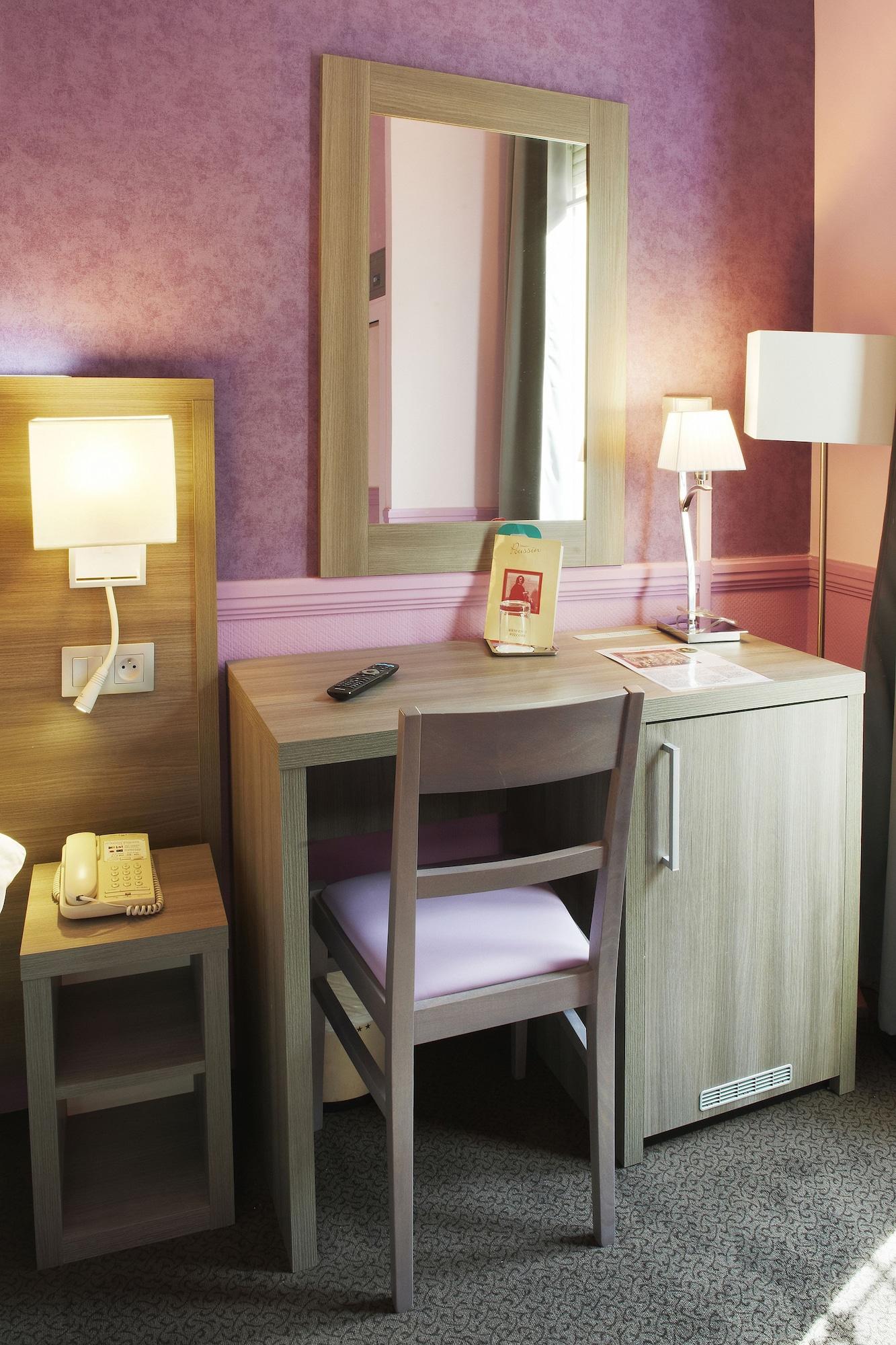 Hotel Poussin パリ エクステリア 写真