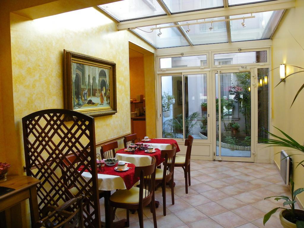 Hotel Poussin パリ エクステリア 写真